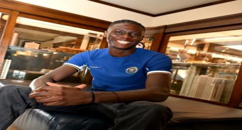 رسمياً.. تشيلسي يعلن ضم ليزلي أوجوتشوكو حتى 2030